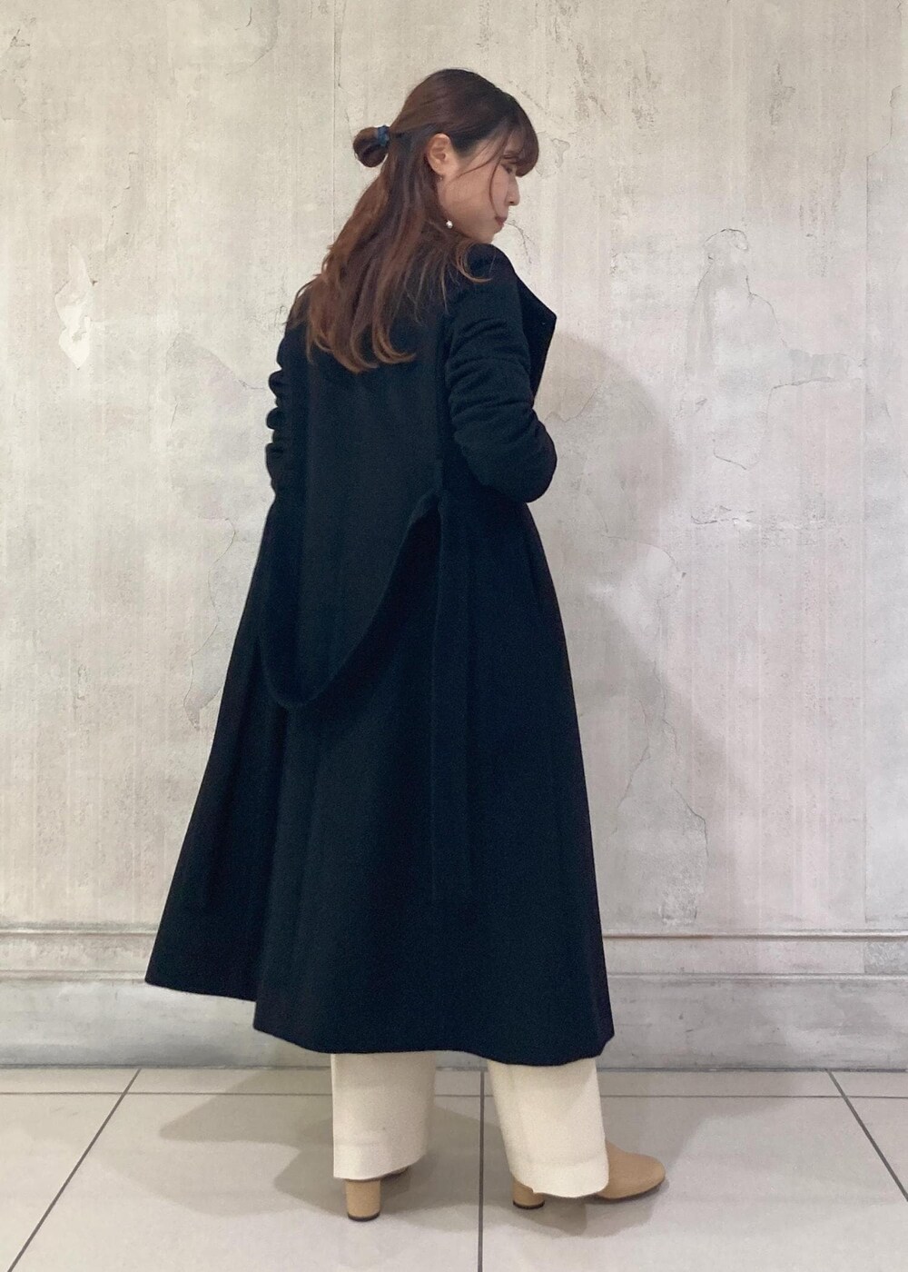 「モア、モアサロンエロペ、モア横浜高島屋、モア別注、moi別注、モア別注コート、moi別注コート、プレカシ、コート、ロングコート、カシミヤニット、ニット、ストレートパンツ、ブーツ、秋コーデ」｜「SALON adam et rope'のカシミヤ深Vネックニットプルオーバー（ニット/セーター、ホワイト系）」を使った、sanaさん（レディース・160cm）の秋コーディネートの4枚目の写真