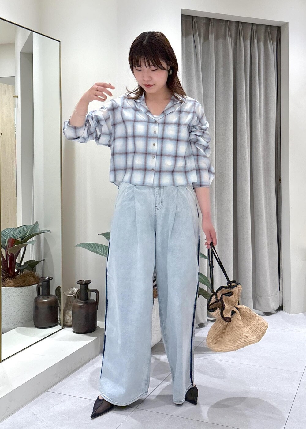 「モア、モアサロンエロペ、モア横浜、モア横浜高島屋、シャツ羽織り、デニム、ドレスデニム、夏バッグ、キレイめカジュアル、春コーデ、初夏コーデ、夏コーデ、お出かけコーデ、大人カジュアル、パンツスタイル」｜「ADAM ET ROPE'の【EMOELLE】・【サステナブル】ドレスデニムパンツ（デニムパンツ、ブルー系）」を使った、sanaさん（レディース・160cm）の春コーディネートの2枚目の写真