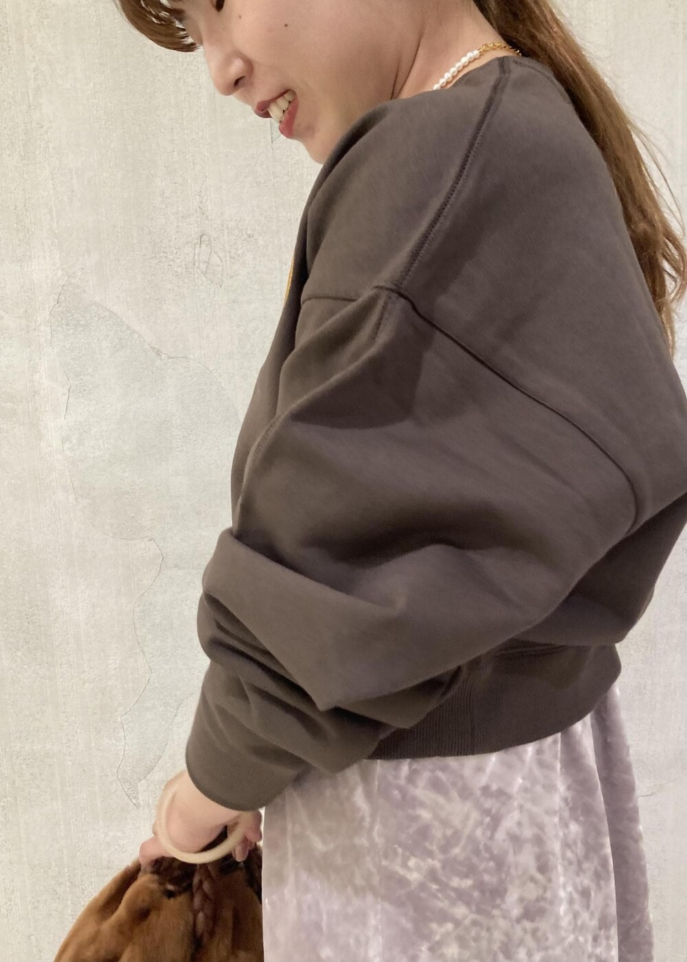 「モア、モアサロンエロペ、モア高島屋、moi、キャミワンピ、ロゴ、初秋コーデ、秋コーデ、ROPÉ、ナチュラル、イエベ秋、乾燥、高身長、トップス、スウェット」｜「ROPE'のクラッシュベロアキャミワンピース（ワンピース、ホワイト系）」を使った、sanaさん（レディース・160cm）の秋コーディネートの5枚目の写真