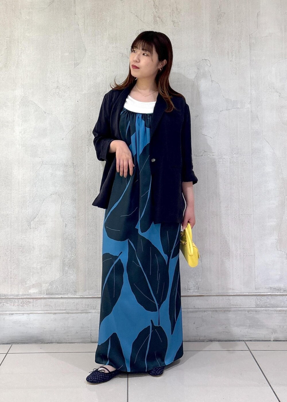 「モア、モアサロンエロペ、モア横浜、モア横浜高島屋、シアージャケット、キャミワンピ、リゾート、ショルダーバッグ、ミニバッグ、バレエシューズ、初春コーデ、春コーデ、初夏コーデ、お出かけコーデ、大人カジュアル」｜「ROPE'の【DEVEAUX（デヴォー）】エクスペンド リーフキャミワンピース/洗える（ワンピース、ブルー系）」を使った、sanaさん（レディース・160cm）の春コーディネートの2枚目の写真