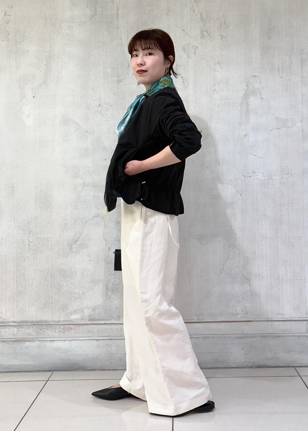 「モア、モアサロンエロペ、モア横浜、モア横浜高島屋、ウールリッチ、WOOLRICH、ブルゾン、春アウター、リブトップス、ポインテッドシューズ、スカーフ、スカーフアレンジ、初春コーデ、春コーデ、お出かけコーデ」｜「ROPE'のポインテッドVカットパンプス（パンプス、ブラック系）」を使った、sanaさん（レディース・160cm）の冬コーディネートの3枚目の写真