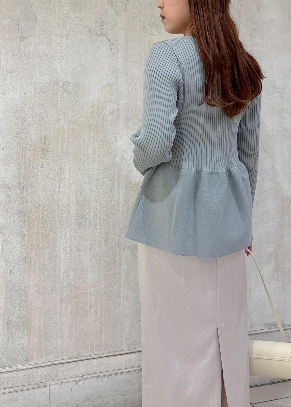 「モア、モアサロンエロペ、モア横浜、モア横浜高島屋、モア別注、モア限定、moi限定、カーディガン、ペプラムカーディガン、タイトスカート、サテンスカート、ブーツ、初冬コーデ、冬コーデ、お出かけコーデ」｜「ADAM ET ROPE'のMOL Rollバッグ（ショルダーバッグ、ホワイト系）」を使った、sanaさん（レディース・160cm）の冬コーディネートの4枚目の写真
