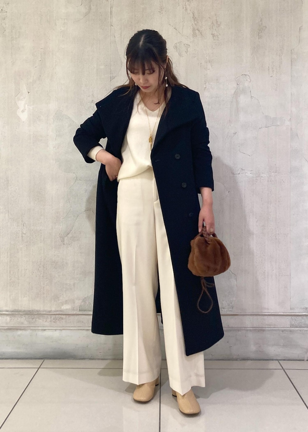 「モア、モアサロンエロペ、モア横浜高島屋、モア別注、moi別注、モア別注コート、moi別注コート、プレカシ、コート、ロングコート、カシミヤニット、ニット、ストレートパンツ、ブーツ、秋コーデ」｜「SALON adam et rope'のカシミヤ深Vネックニットプルオーバー（ニット/セーター、ホワイト系）」を使った、sanaさん（レディース・160cm）の秋コーディネートの2枚目の写真