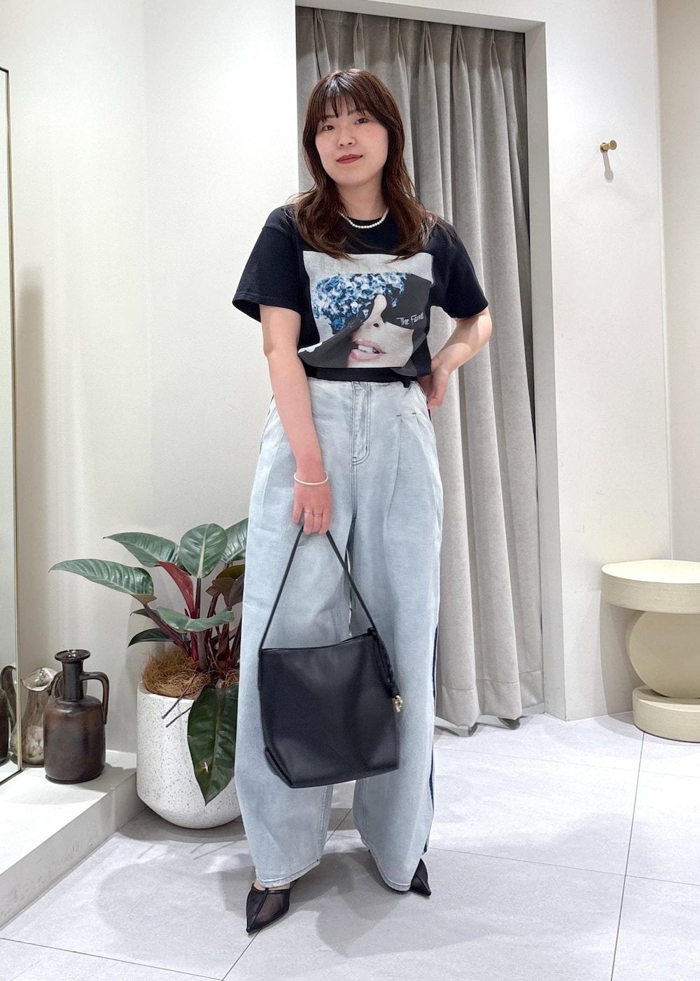 「モア、モアサロンエロペ、モア横浜、モア横浜高島屋、Tシャツ、プリントT、フォトT、デニム、ドレスデニム、春コーデ、初夏コーデ、夏コーデ、お出かけコーデ、ヴィンテージ、パンツスタイル」｜「ADAM ET ROPE'の【EMOELLE】・【サステナブル】ドレスデニムパンツ（デニムパンツ、ブルー系）」を使った、sanaさん（レディース・160cm）の春コーディネートの3枚目の写真