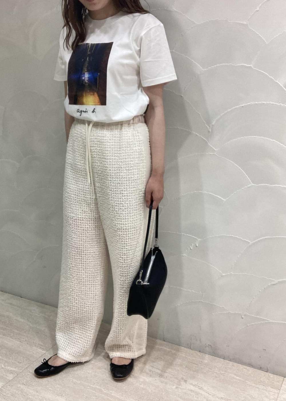 「ルミネ横浜、LUMINE横浜、横浜ルミネ、横浜LUMINE、アニエス、アニエスT、Tシャツ、別注、イージーパンツ、バレエシューズ、メタリックバレエ、ショルダーバッグ、FEMME、大人カジュアル、夏ファッション」｜「ADAM ET ROPE'の【サステナブル】メタリックバレエ（バレエシューズ、ブラック系）」を使った、sanaさん（レディース・160cm）の夏コーディネートの5枚目の写真