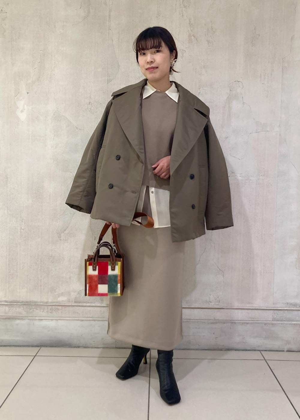 「モア、モアサロンエロペ、モア横浜高島屋、コート、ダウンコート、ダウン、シャツ、タイトスカート、ショートブーツ、ショルダーバッグ、秋コーデ、初冬コーデ、冬コーデ、大人カジュアル、レイヤード」｜「ROPE'のBeatrice boots(ベアトリス ブーツ)【メディア掲載】（ブーツ、ブラック系）」を使った、sanaさん（レディース・160cm）の秋コーディネートの2枚目の写真