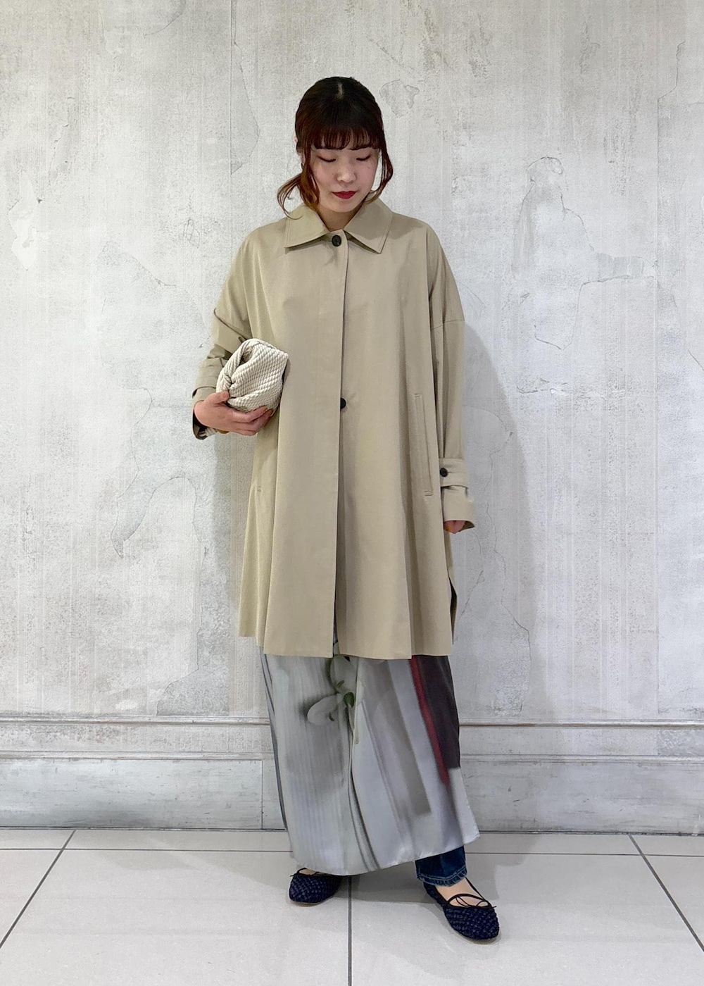 「モア、モアサロンエロペ、モア横浜、モア横浜高島屋、トレンチ、トレンチコート、春コート、春アウター、カジュアルトップス、デニム、デニムパンツ、スカーフ、初春コーデ、春コーデ、お出かけコーデ」|「SALON adam et rope'のテントラインステンカラートレンチコート/ショートコート(ステンカラーコート、ベージュ系)」を使った、sanaさん(レディース・160cm)の冬コーディネートの4枚目の写真