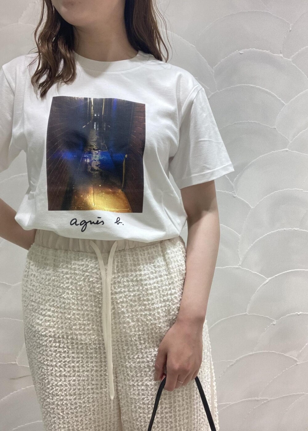 「ルミネ横浜、LUMINE横浜、横浜ルミネ、横浜LUMINE、アニエス、アニエスT、Tシャツ、別注、イージーパンツ、バレエシューズ、メタリックバレエ、ショルダーバッグ、FEMME、大人カジュアル、夏ファッション」｜「ADAM ET ROPE'の【サステナブル】メタリックバレエ（バレエシューズ、ブラック系）」を使った、sanaさん（レディース・160cm）の夏コーディネートの4枚目の写真