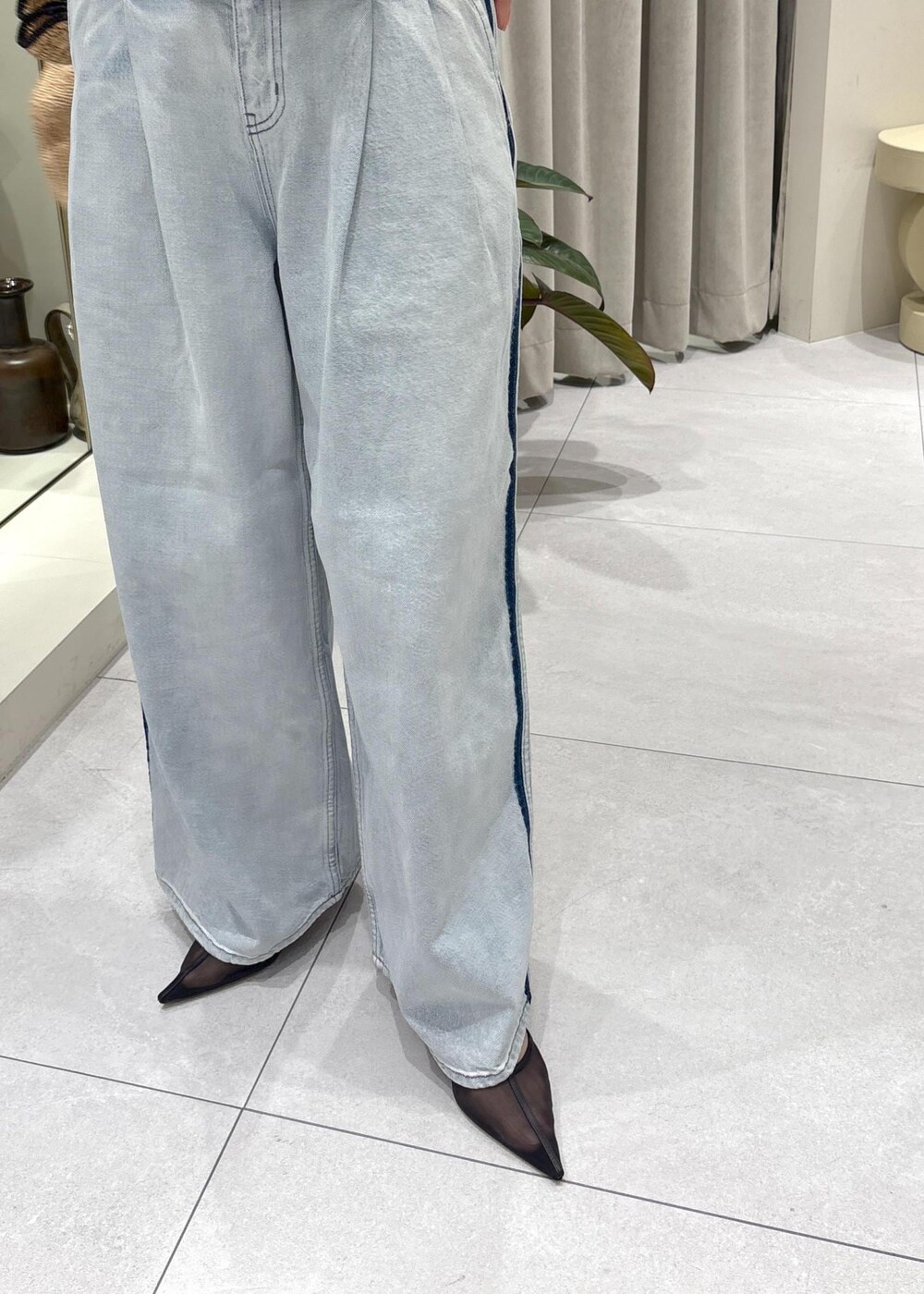 「モア、モアサロンエロペ、モア横浜、モア横浜高島屋、シャツ羽織り、デニム、ドレスデニム、夏バッグ、キレイめカジュアル、春コーデ、初夏コーデ、夏コーデ、お出かけコーデ、大人カジュアル、パンツスタイル」｜「ADAM ET ROPE'の【EMOELLE】・【サステナブル】ドレスデニムパンツ（デニムパンツ、ブルー系）」を使った、sanaさん（レディース・160cm）の春コーディネートの5枚目の写真