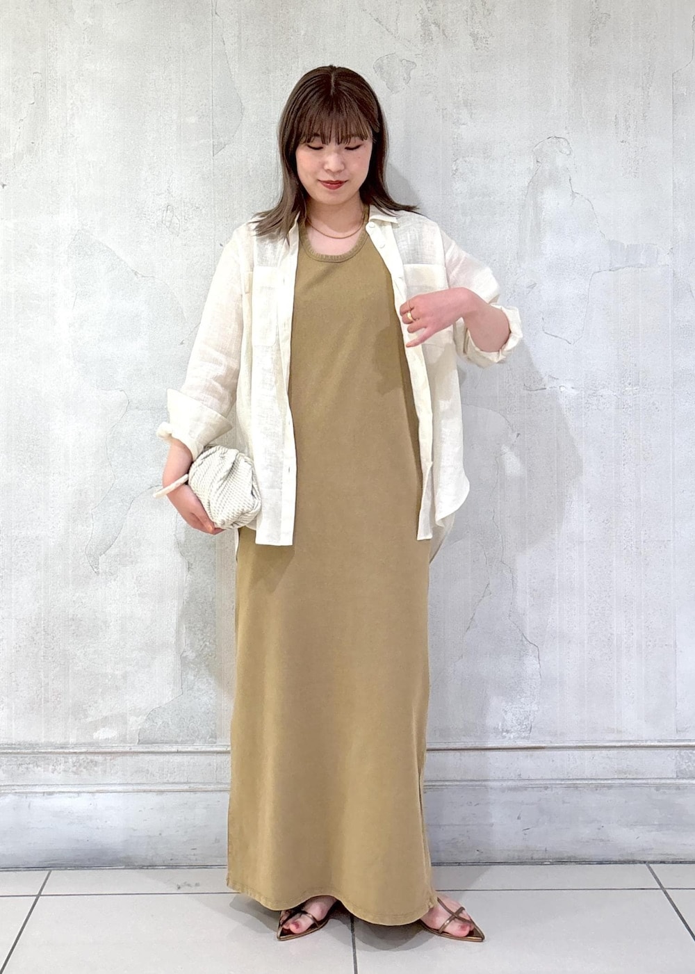 「モア、モアサロンエロペ、モア横浜、モア横浜高島屋、シャツ、シャツ羽織り、リネンシャツ、ストラップサンダル、初夏コーデ、夏コーデ、デートコーデ、お出かけコーデ、旅行コーデ、大人カジュアル、スカートスタイル」｜「SALON adam et rope'のナローストラップサンダル（サンダル、その他）」を使った、sanaさん（レディース・160cm）の夏コーディネートの3枚目の写真