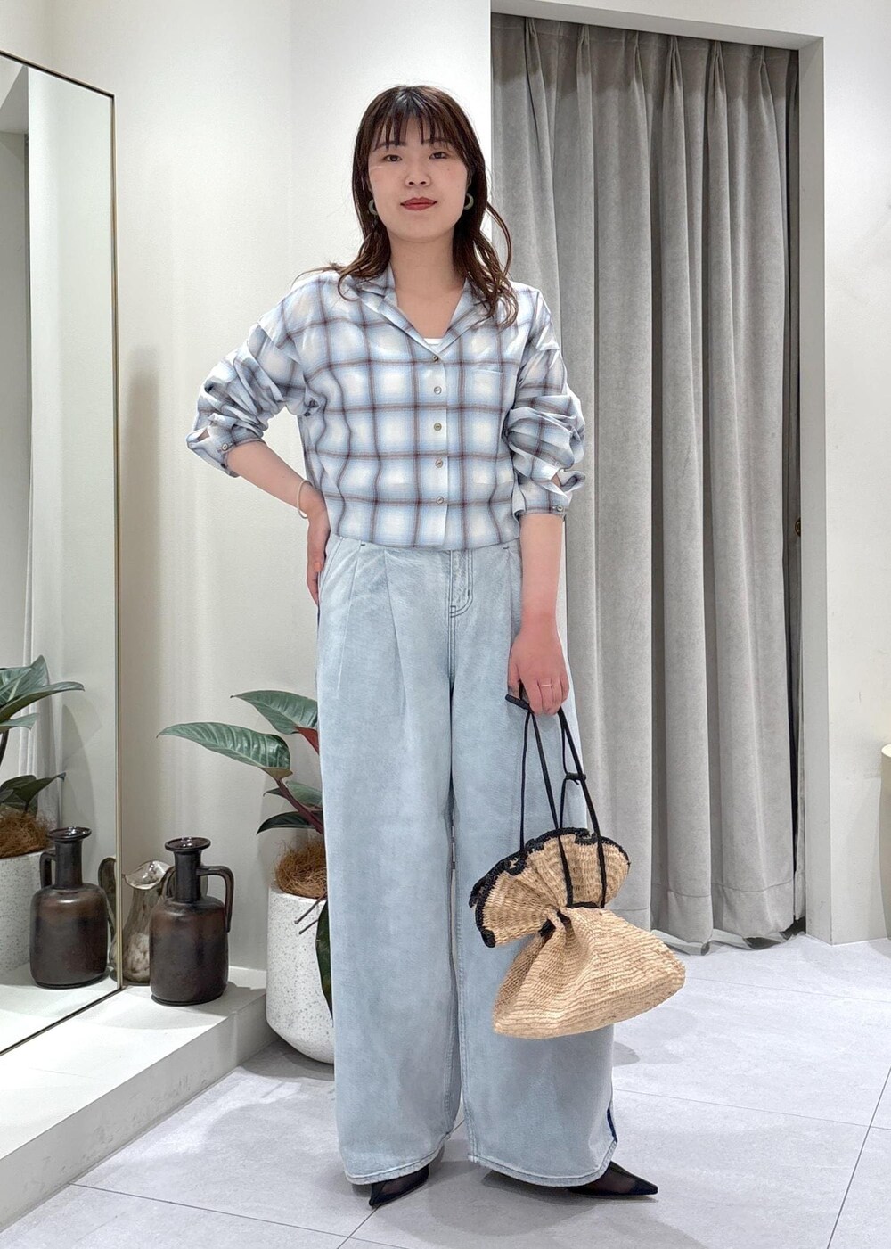 「モア、モアサロンエロペ、モア横浜、モア横浜高島屋、シャツ羽織り、デニム、ドレスデニム、夏バッグ、キレイめカジュアル、春コーデ、初夏コーデ、夏コーデ、お出かけコーデ、大人カジュアル、パンツスタイル」｜「ADAM ET ROPE'の【EMOELLE】・【サステナブル】ドレスデニムパンツ（デニムパンツ、ブルー系）」を使った、sanaさん（レディース・160cm）の春コーディネートの3枚目の写真