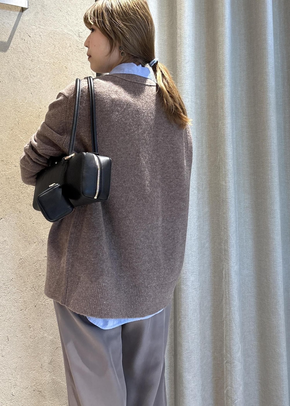 ブラック系のショルダーバッグ、ブルー系のシャツ/ブラウス、ブラウン系のその他パンツを着用したレディースの冬コーディネートの7枚目の写真