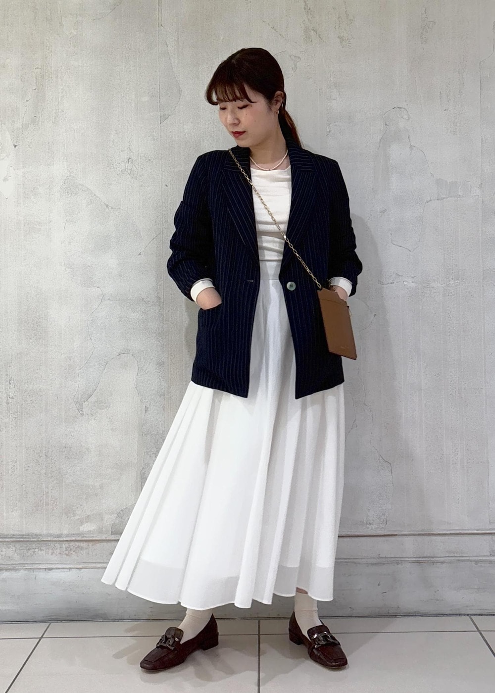 「モア、モアサロンエロペ、モア横浜、モア横浜高島屋、ジャケット、春トップス、フレアスカート、スマホショルダー、ローファー、春アウター、モア別注、初春コーデ、春コーデ、お出かけコーデ、大人カジュアル」｜「ROPE'のナイロンコットンタフタサーキュラースカート/洗える（スカート、ホワイト系）」を使った、sanaさん（レディース・160cm）の春コーディネートの2枚目の写真