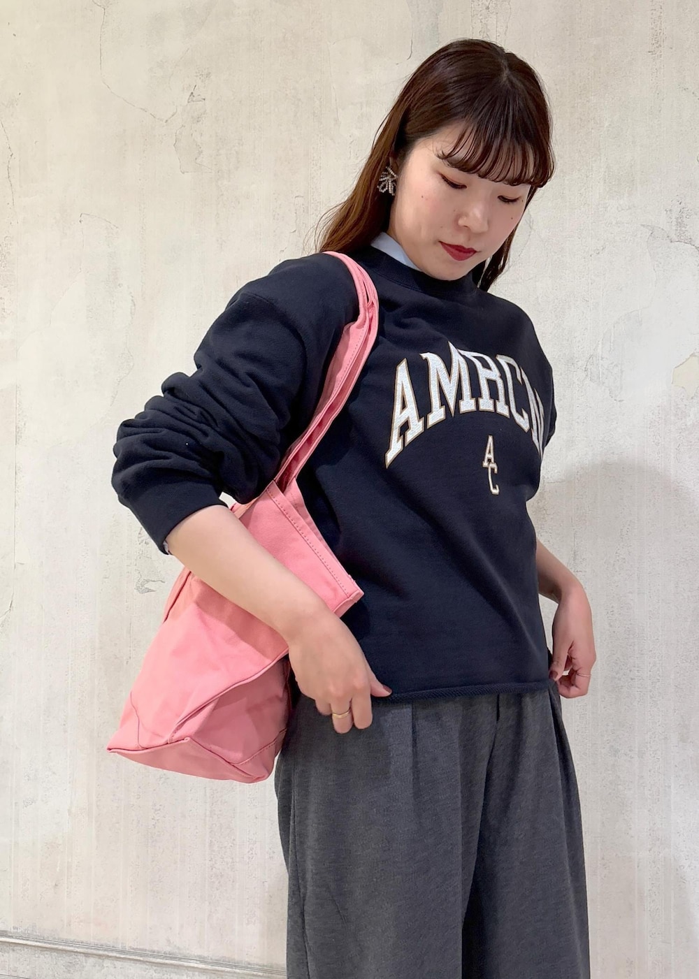 「モア、モア横浜、モア横浜高島屋、モアサロンエロペ、L.L. Bean、別注、アメリカーナ、ワイドパンツ、初春コーデ、初冬コーデ、冬コーデ、パンツスタイル、シンプルコーデ、ROPÉ、ナチュラル」｜「AMERICANAの【Americana（アメリカーナ）】裏毛ロゴスウェットプルオーバー（スウェット、ブラック系）」を使った、sanaさん（レディース・160cm）の冬コーディネートの3枚目の写真