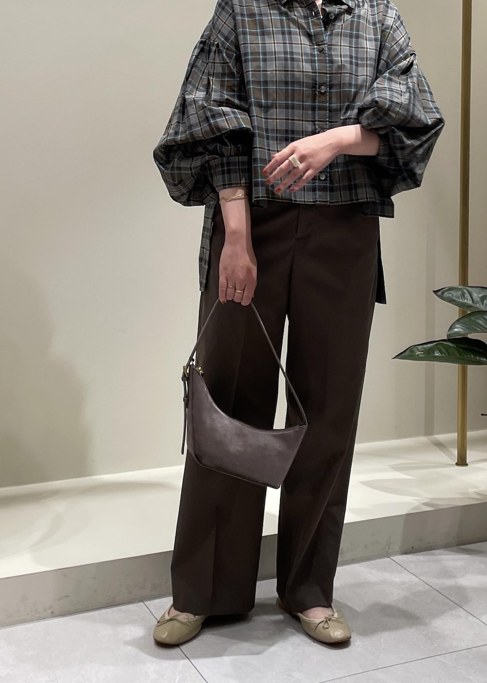 「モアサロンエロペ、モア、サロンアダムエロペ、モア横浜高島屋、ブラウス、ショルダーバッグ、スラックス、初秋コーデ、フェミニンコーデ、シンプルコーデ、きれいめコーデ、ROPÉ、ナチュラル、イエベ秋、乾燥」｜「SALON adam et rope'の【WEB限定カラー】コットンワッシャーローンボリュームスリーブブラウス　無地/チェック（シャツ/ブラウス、ブルー系）」を使った、sanaさん（レディース・160cm）の夏コーディネートの4枚目の写真