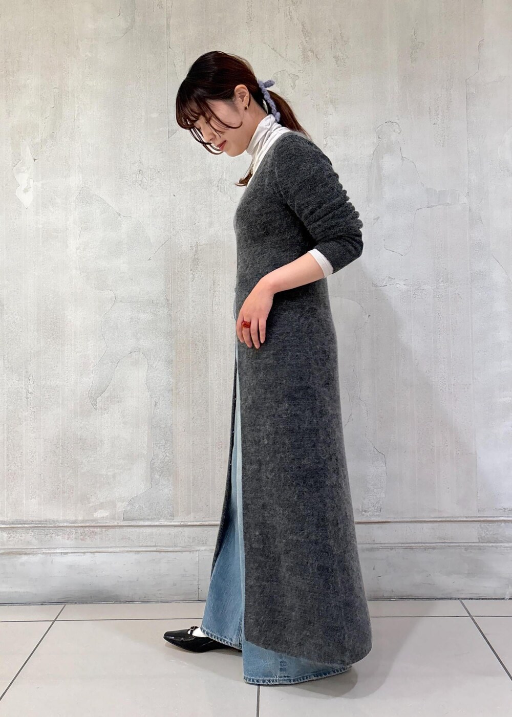 「モア、モアサロンエロペ、モア横浜、モア横浜高島屋、モヘヤ、ワンピース、デニム、フラットシューズ、初冬コーデ、冬コーデ、お出かけコーデ、大人カジュアル、パンツスタイル、モノトーンコーデ、ROPÉ」｜「ADAM ET ROPE'のモヘアロングカーディガン（カーディガン/ボレロ、グレー系）」を使った、sanaさん（レディース・160cm）の冬コーディネートの3枚目の写真