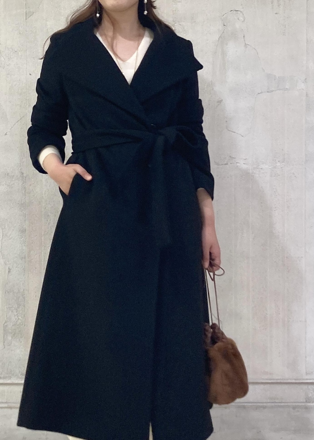 「モア、モアサロンエロペ、モア横浜高島屋、モア別注、moi別注、モア別注コート、moi別注コート、プレカシ、コート、ロングコート、カシミヤニット、ニット、ストレートパンツ、ブーツ、秋コーデ」｜「SALON adam et rope'のカシミヤ深Vネックニットプルオーバー（ニット/セーター、ホワイト系）」を使った、sanaさん（レディース・160cm）の秋コーディネートの5枚目の写真