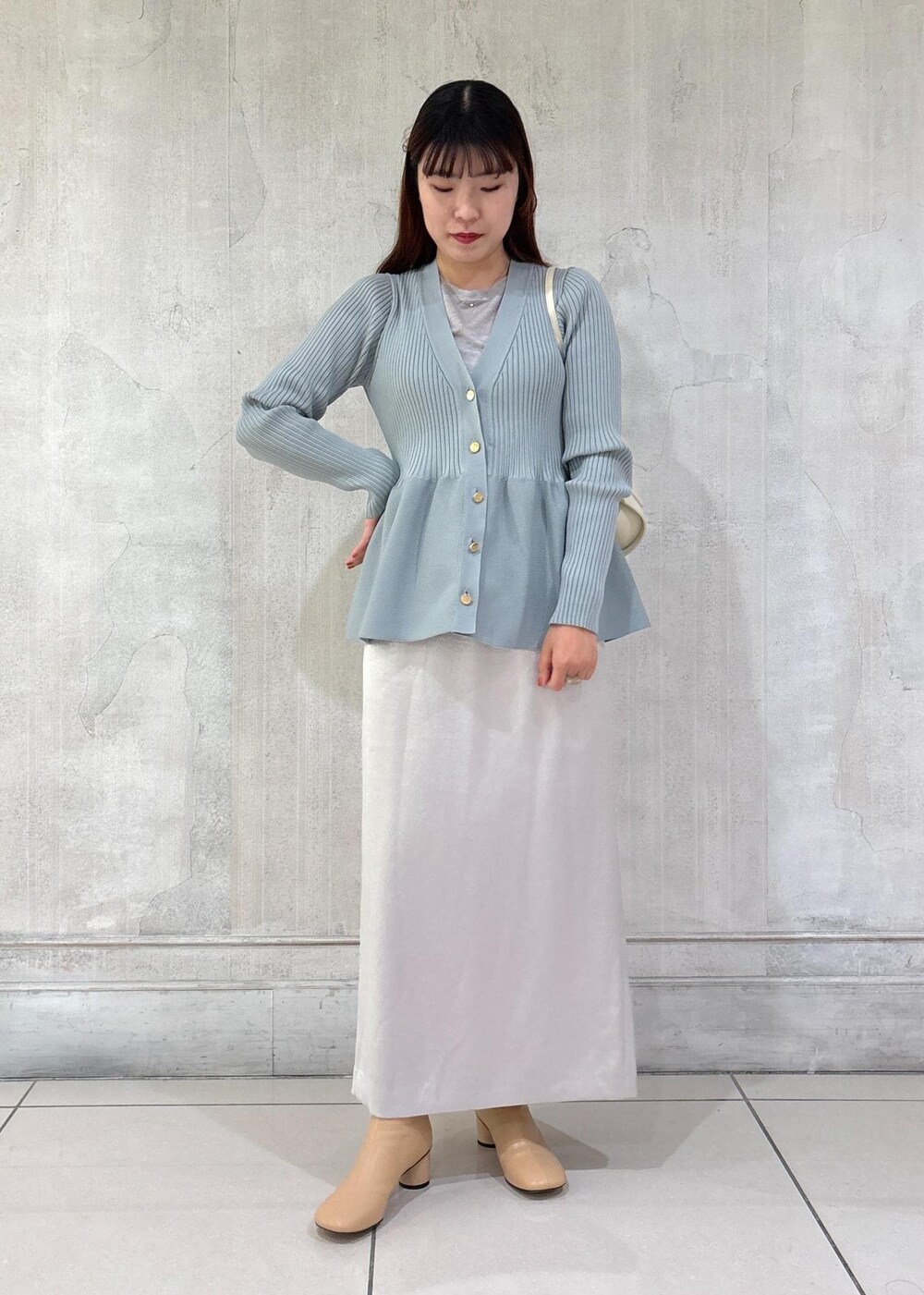 「モア、モアサロンエロペ、モア横浜、モア横浜高島屋、モア別注、モア限定、moi限定、カーディガン、ペプラムカーディガン、タイトスカート、サテンスカート、ブーツ、初冬コーデ、冬コーデ、お出かけコーデ」｜「ADAM ET ROPE'のMOL Rollバッグ（ショルダーバッグ、ホワイト系）」を使った、sanaさん（レディース・160cm）の冬コーディネートの2枚目の写真