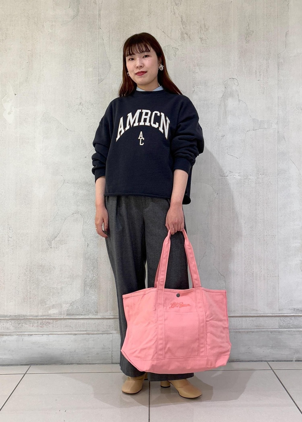 「モア、モア横浜、モア横浜高島屋、モアサロンエロペ、L.L. Bean、別注、アメリカーナ、ワイドパンツ、初春コーデ、初冬コーデ、冬コーデ、パンツスタイル、シンプルコーデ、ROPÉ、ナチュラル」｜「AMERICANAの【Americana（アメリカーナ）】裏毛ロゴスウェットプルオーバー（スウェット、ブラック系）」を使った、sanaさん（レディース・160cm）の冬コーディネートの2枚目の写真