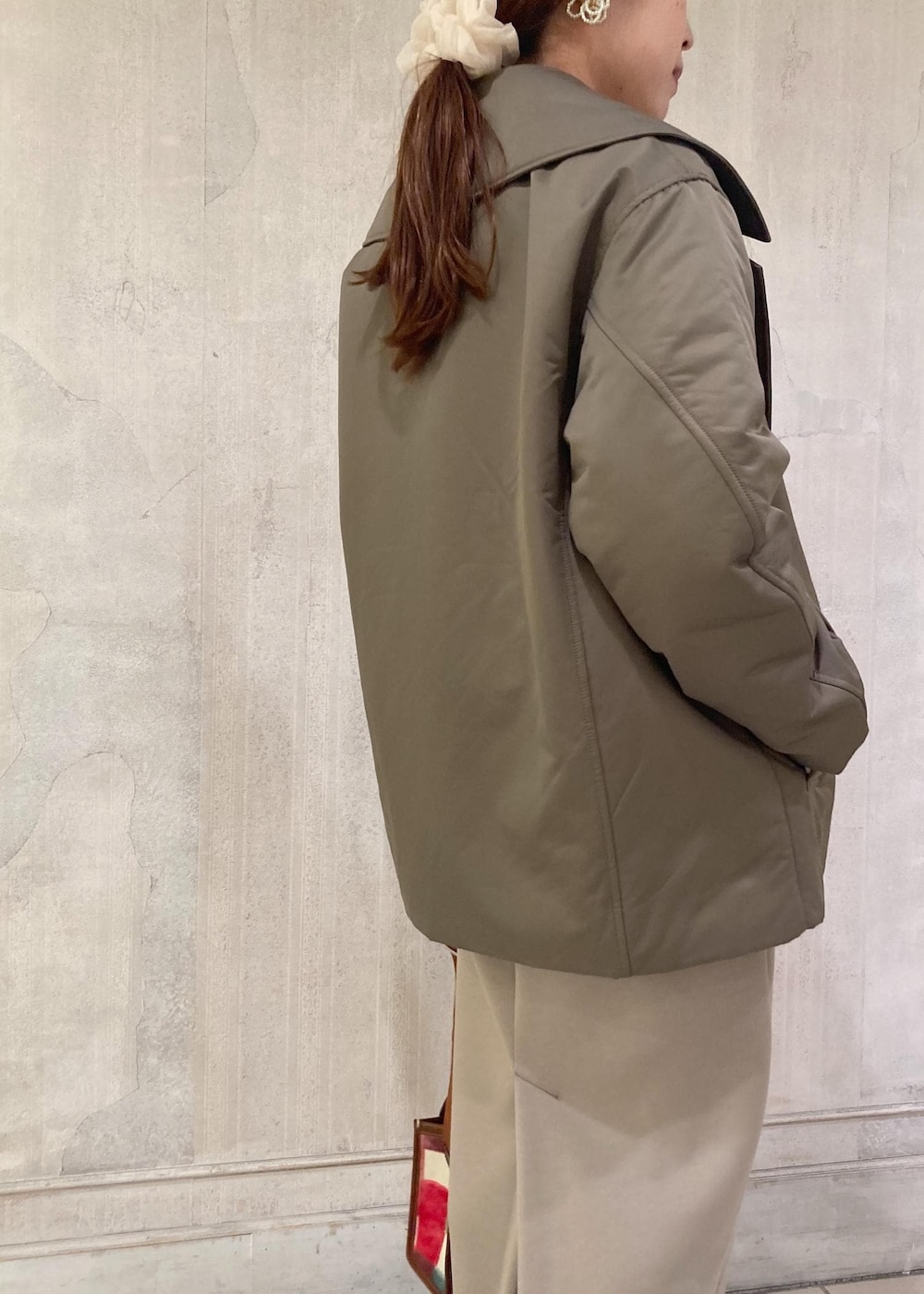 「モア、モアサロンエロペ、モア横浜高島屋、コート、ダウンコート、ダウン、シャツ、タイトスカート、ショートブーツ、ショルダーバッグ、秋コーデ、初冬コーデ、冬コーデ、大人カジュアル、レイヤード」｜「ROPE'のBeatrice boots(ベアトリス ブーツ)【メディア掲載】（ブーツ、ブラック系）」を使った、sanaさん（レディース・160cm）の秋コーディネートの5枚目の写真