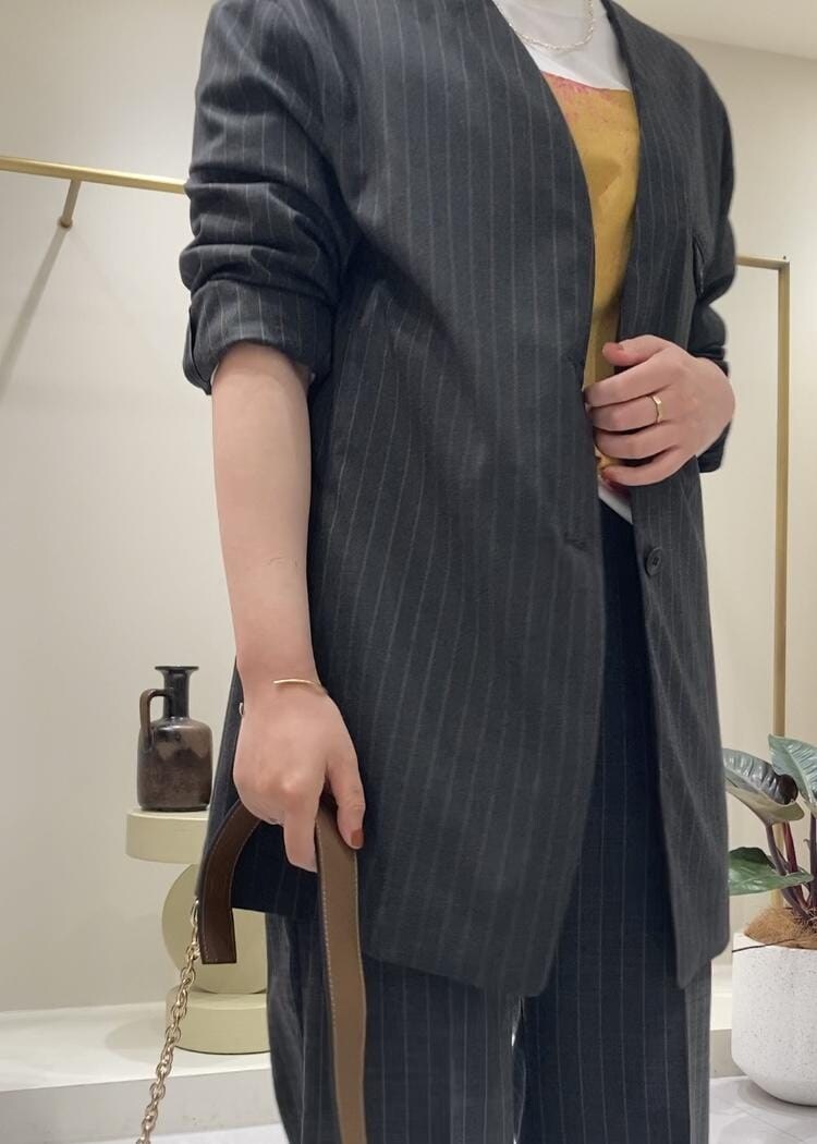 「モアサロンエロペ、モア、moisalonetropé、横浜高島屋、モア横浜高島屋、ロンT、バレエシューズ、ジャケット、Tシャツ、初秋コーデ、秋コーデ、パンツスタイル、ROPÉ、ナチュラル、イエベ秋」｜「SALON adam et rope'の【Yves Klein（イヴ・クライン）】ロングスリーブアートTシャツ（Tシャツ/カットソー、ホワイト系）」を使った、sanaさん（レディース・160cm）の夏コーディネートの4枚目の写真