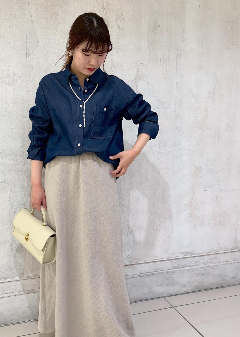 「モア、モアサロンエロペ、モア横浜、モア横浜高島屋、シャツ、デニムシャツ、マキシ丈スカート、リネンスカート、ハンドバッグ、パールネックレス、初春コーデ、春コーデ、お出かけコーデ、女子会コーデ、大人カジュアル」|「ROPE'のマルチWAYパールネックレス(ネックレス、シルバー系)」を使った、sanaさん(レディース・160cm)の冬コーディネートの4枚目の写真