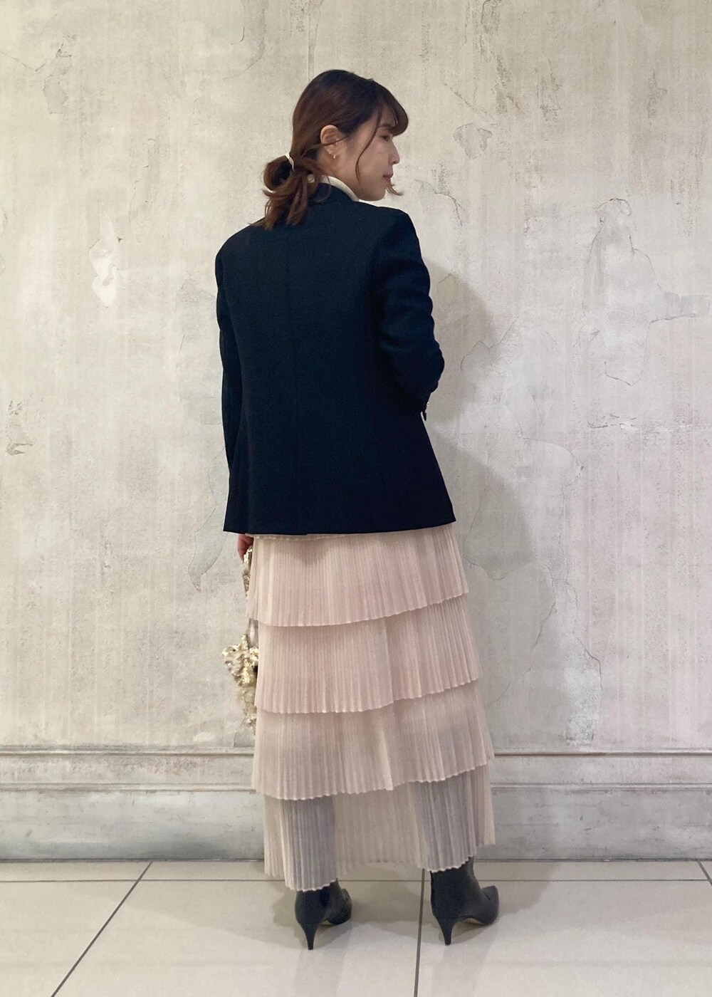 「モア、モアサロンエロペ、モア横浜高島屋、モア別注、moi別注、ジャケット、タートル、プリーツスカート、ロングブーツ、バッグ、秋コーデ、初冬コーデ、冬コーデ、お出かけコーデ、クリスマスコーデ」｜「ROPE'のBarbara boots(バーバラブーツ)（ブーツ、ブラック系）」を使った、sanaさん（レディース・160cm）の秋コーディネートの3枚目の写真