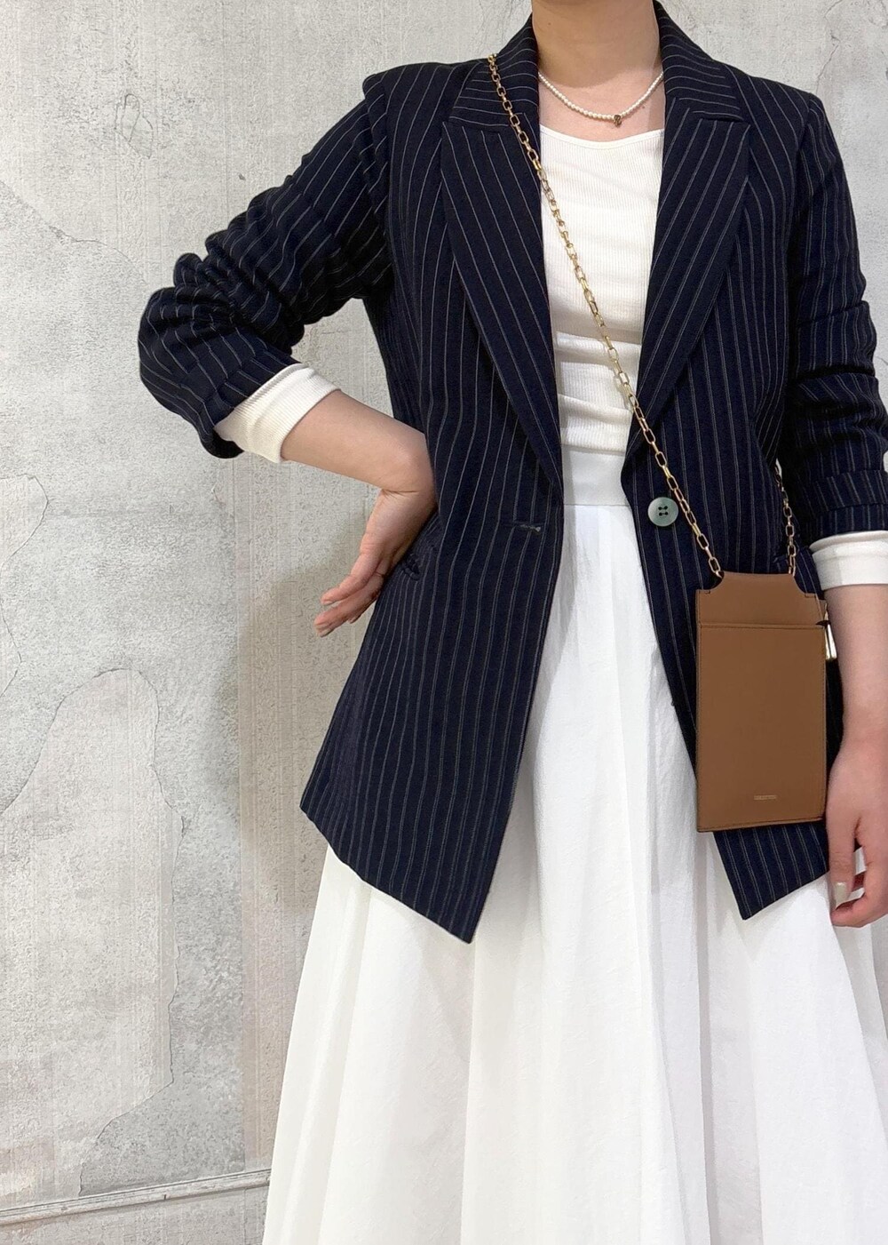 「モア、モアサロンエロペ、モア横浜、モア横浜高島屋、ジャケット、春トップス、フレアスカート、スマホショルダー、ローファー、春アウター、モア別注、初春コーデ、春コーデ、お出かけコーデ、大人カジュアル」｜「ROPE'のナイロンコットンタフタサーキュラースカート/洗える（スカート、ホワイト系）」を使った、sanaさん（レディース・160cm）の春コーディネートの4枚目の写真