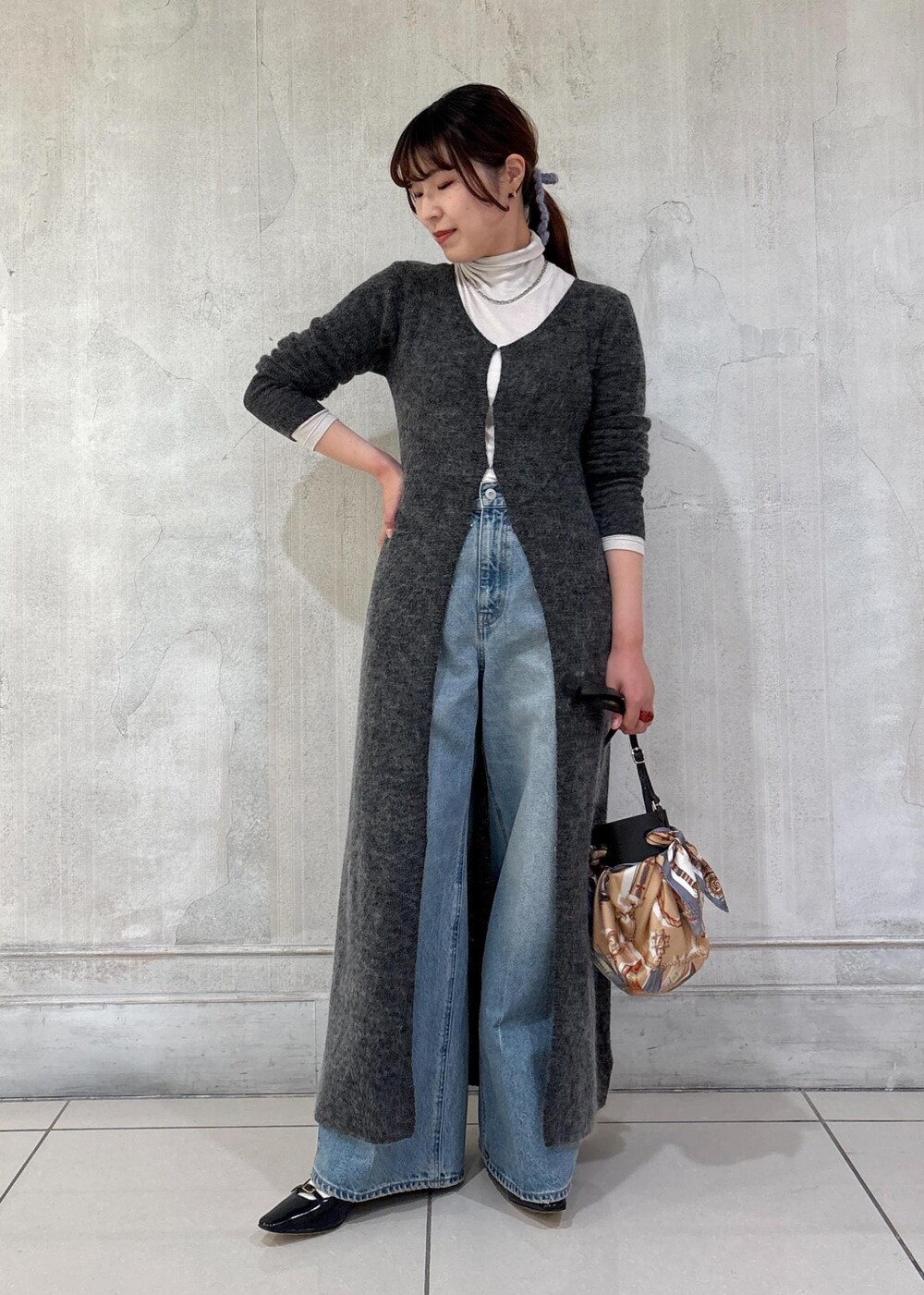 「モア、モアサロンエロペ、モア横浜、モア横浜高島屋、モヘヤ、ワンピース、デニム、フラットシューズ、初冬コーデ、冬コーデ、お出かけコーデ、大人カジュアル、パンツスタイル、モノトーンコーデ、ROPÉ」｜「ADAM ET ROPE'のモヘアロングカーディガン（カーディガン/ボレロ、グレー系）」を使った、sanaさん（レディース・160cm）の冬コーディネートの2枚目の写真
