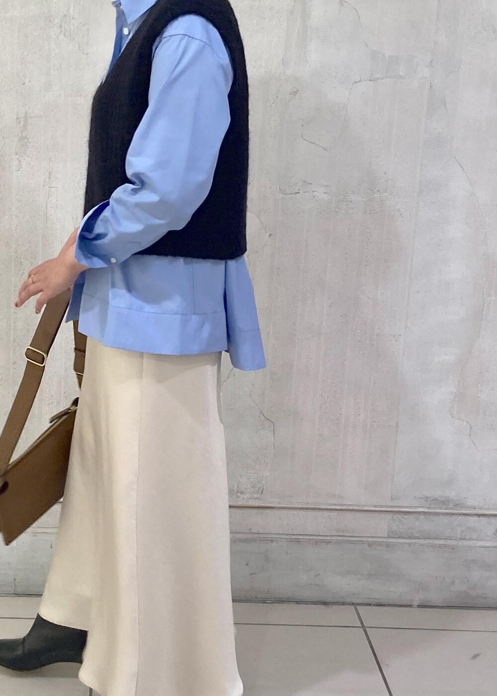 「モア、モアサロンエロペ、モア横浜高島屋、シャツ、スカート、サテンスカート、限定、ロングブーツ、初秋コーデ、秋コーデ、お出かけコーデ、スカートスタイル、フェミニンコーデ、ROPÉ、ナチュラル」｜「ROPE'のBarbara boots(バーバラブーツ)（ブーツ、ブラック系）」を使った、sanaさん（レディース・160cm）の秋コーディネートの4枚目の写真