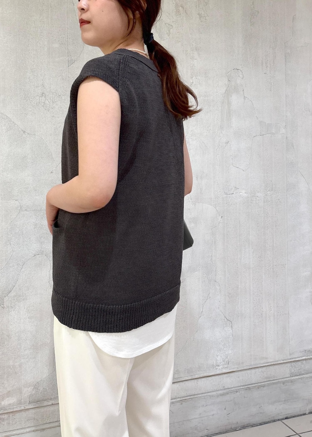「モア、モアサロンエロペ、モア横浜、モア横浜高島屋、ペーパーヤーン、夏ニット、スラックス、サンダル、初夏コーデ、夏コーデ、お出かけコーデ、旅行コーデ、雨の日コーデ、大人カジュアル、パンツスタイル」｜「SALON adam et rope'の【追加】イージーストレッチストレートパンツ2/スラックス【接触冷感・UVケア・洗える】（その他パンツ、ホワイト系）」を使った、sanaさん（レディース・160cm）の夏コーディネートの6枚目の写真