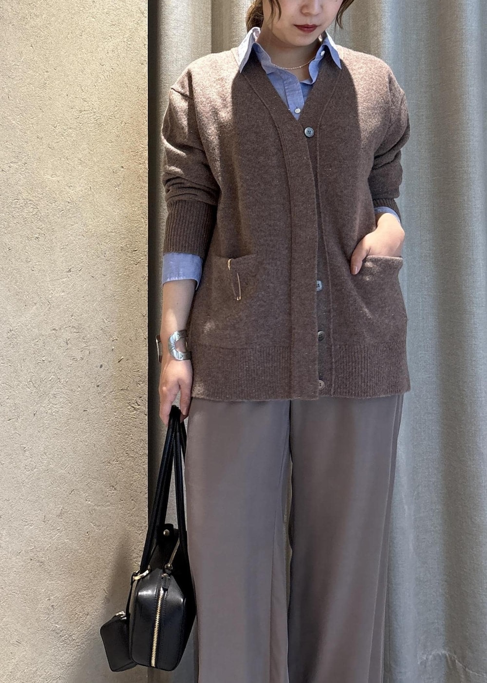 ブラック系のショルダーバッグ、ブルー系のシャツ/ブラウス、ブラウン系のその他パンツを着用したレディースの冬コーディネートの5枚目の写真