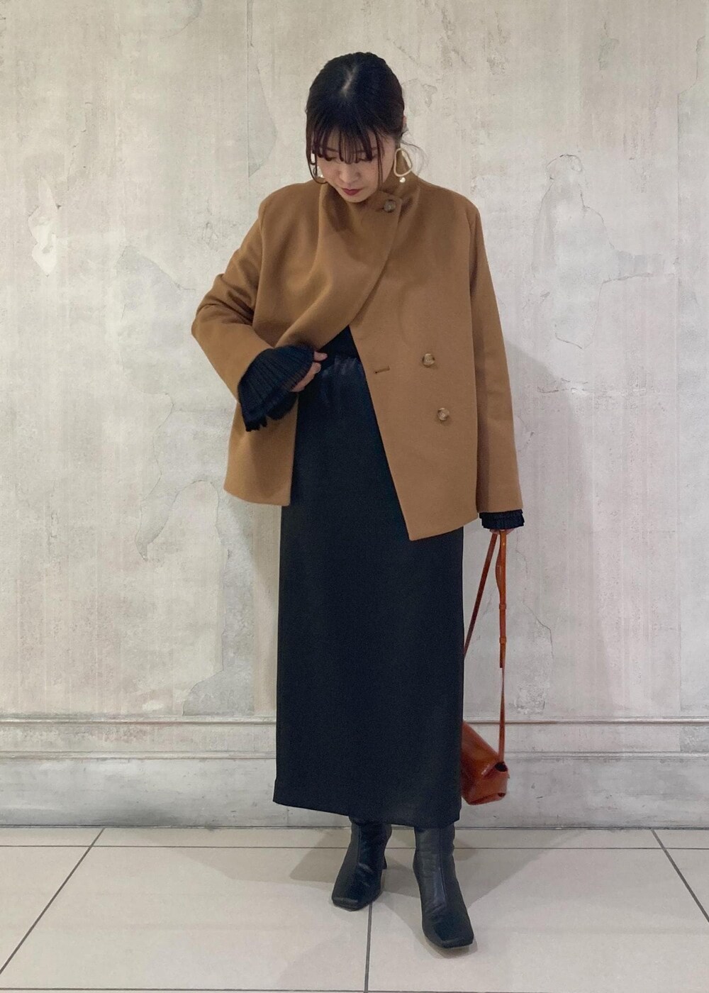 「モア、モアサロンエロペ、モア横浜高島屋、コート、カシミヤコート、プレカシコート、プレカシ、タイトスカート、スクエアブーツ、ショルダーバッグ、モア別注コート、moi別注コート、尾州コート、秋コーデ、初冬コーデ」｜「ROPE'のBeatrice boots(ベアトリス ブーツ)（ブーツ、ブラック系）」を使った、sanaさん（レディース・160cm）の秋コーディネートの3枚目の写真