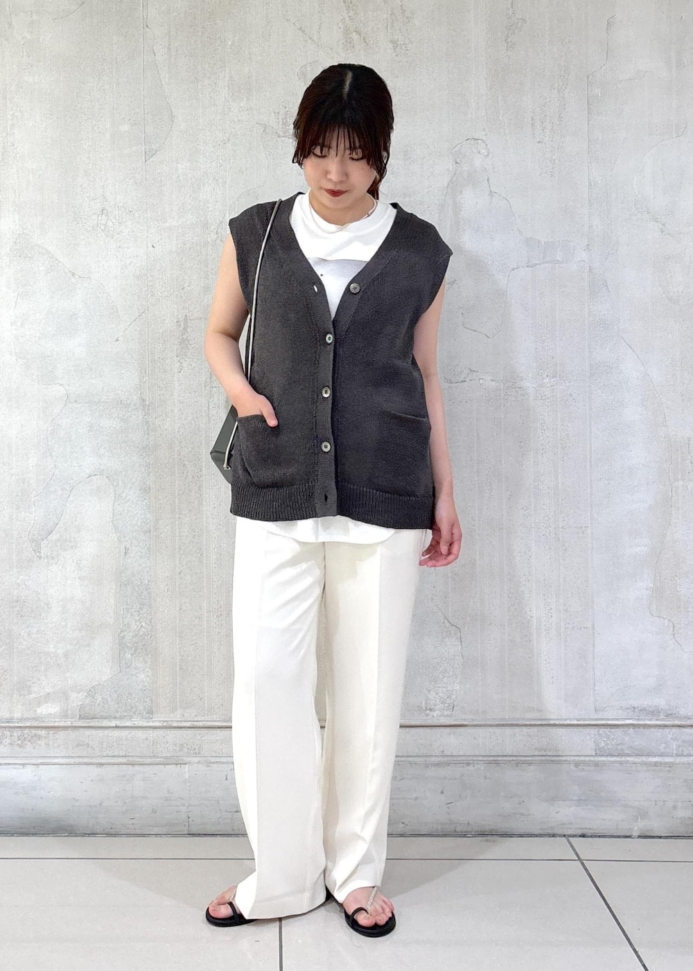 「モア、モアサロンエロペ、モア横浜、モア横浜高島屋、ペーパーヤーン、夏ニット、スラックス、サンダル、初夏コーデ、夏コーデ、お出かけコーデ、旅行コーデ、雨の日コーデ、大人カジュアル、パンツスタイル」｜「SALON adam et rope'の【追加】イージーストレッチストレートパンツ2/スラックス【接触冷感・UVケア・洗える】（その他パンツ、ホワイト系）」を使った、sanaさん（レディース・160cm）の夏コーディネートの2枚目の写真