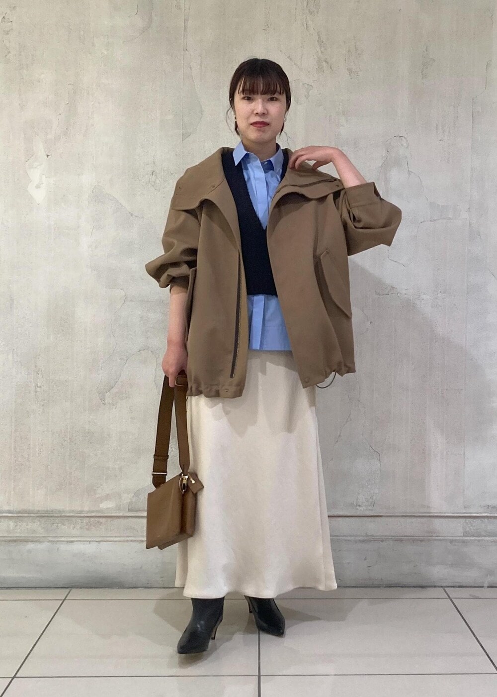 「モア、モアサロンエロペ、モア横浜高島屋、アウター、羽織り、シャツ、サテンスカート、スカート、ロングブーツ、ショルダーバッグ、お出かけコーデ、大人カジュアル、スカートスタイル、フェミニンコーデ、ROPÉ」｜「ROPE'のBarbara boots(バーバラブーツ)（ブーツ、ブラック系）」を使った、sanaさん（レディース・160cm）の秋コーディネートの2枚目の写真