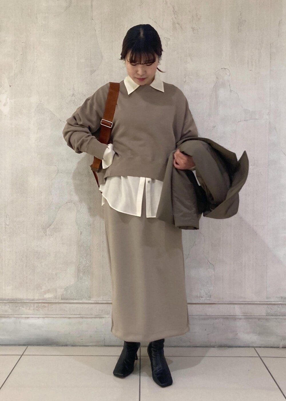 「モア、モアサロンエロペ、モア横浜高島屋、コート、ダウンコート、ダウン、シャツ、タイトスカート、ショートブーツ、ショルダーバッグ、秋コーデ、初冬コーデ、冬コーデ、大人カジュアル、レイヤード」｜「ROPE'のBeatrice boots(ベアトリス ブーツ)【メディア掲載】（ブーツ、ブラック系）」を使った、sanaさん（レディース・160cm）の秋コーディネートの4枚目の写真