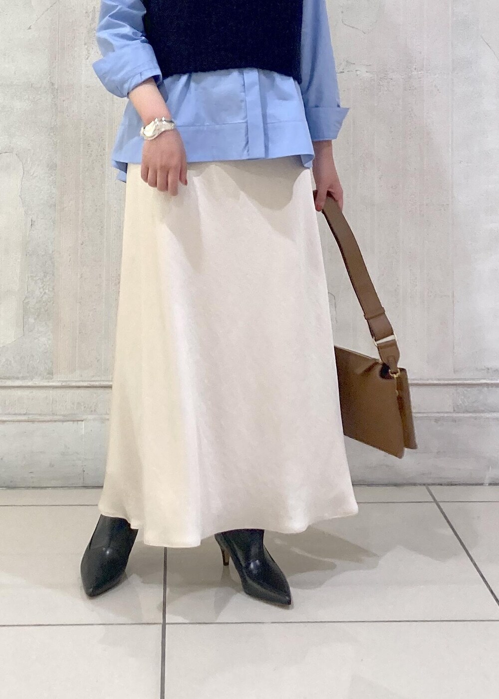 「モア、モアサロンエロペ、モア横浜高島屋、シャツ、スカート、サテンスカート、限定、ロングブーツ、初秋コーデ、秋コーデ、お出かけコーデ、スカートスタイル、フェミニンコーデ、ROPÉ、ナチュラル」｜「ROPE'のBarbara boots(バーバラブーツ)（ブーツ、ブラック系）」を使った、sanaさん（レディース・160cm）の秋コーディネートの5枚目の写真