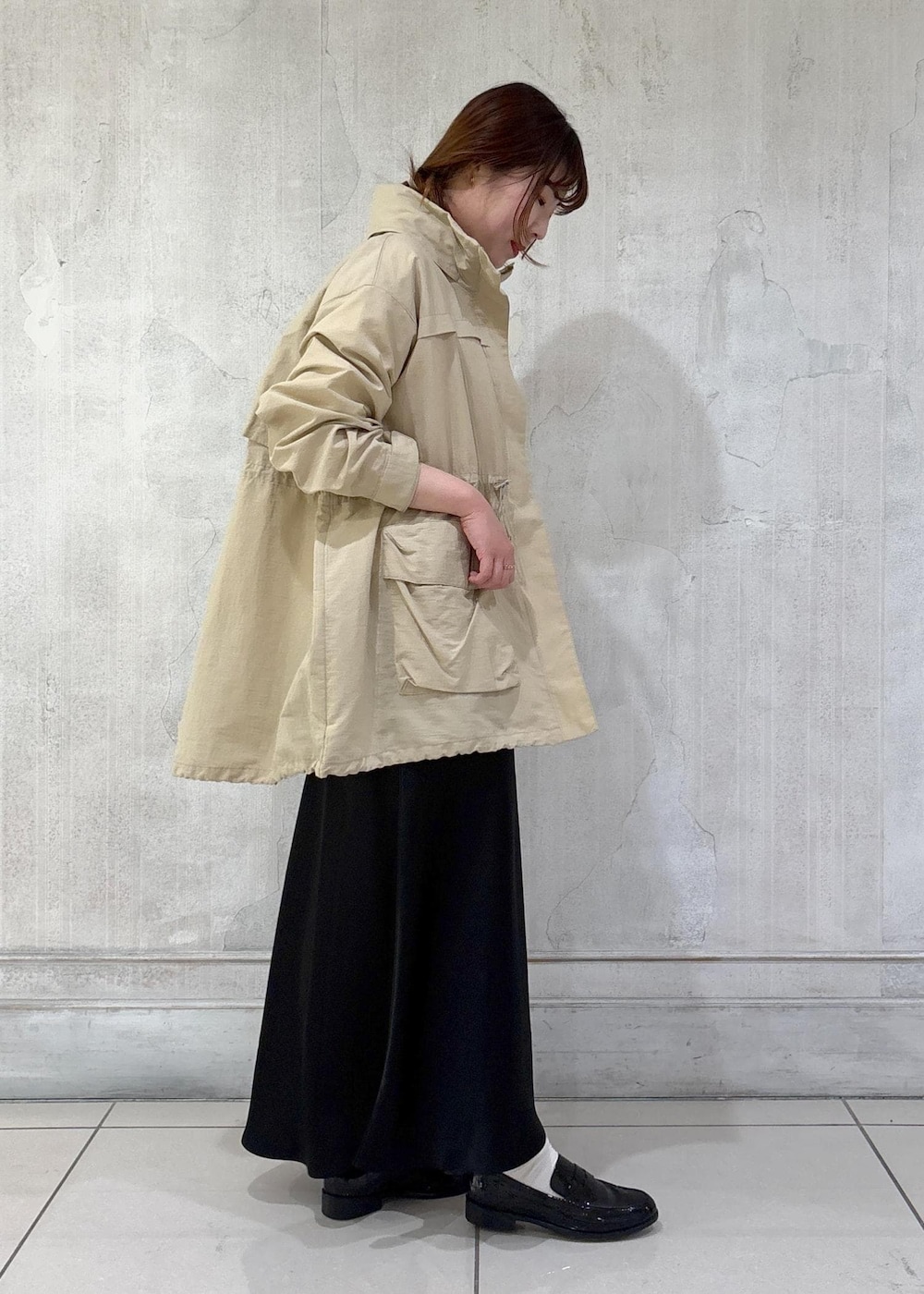 「モア、モアサロンエロペ、モア横浜、モア横浜高島屋、春アウター、プリントT、Tシャツ、カットソー、サテンスカート、ローファー、ロペバッグ、初春コーデ、春コーデ、お出かけコーデ、大人カジュアル」｜「ROPE'の2WAYドロストレザーバッグ【25SS】（ショルダーバッグ、シルバー系）」を使った、sanaさん（レディース・160cm）の冬コーディネートの3枚目の写真