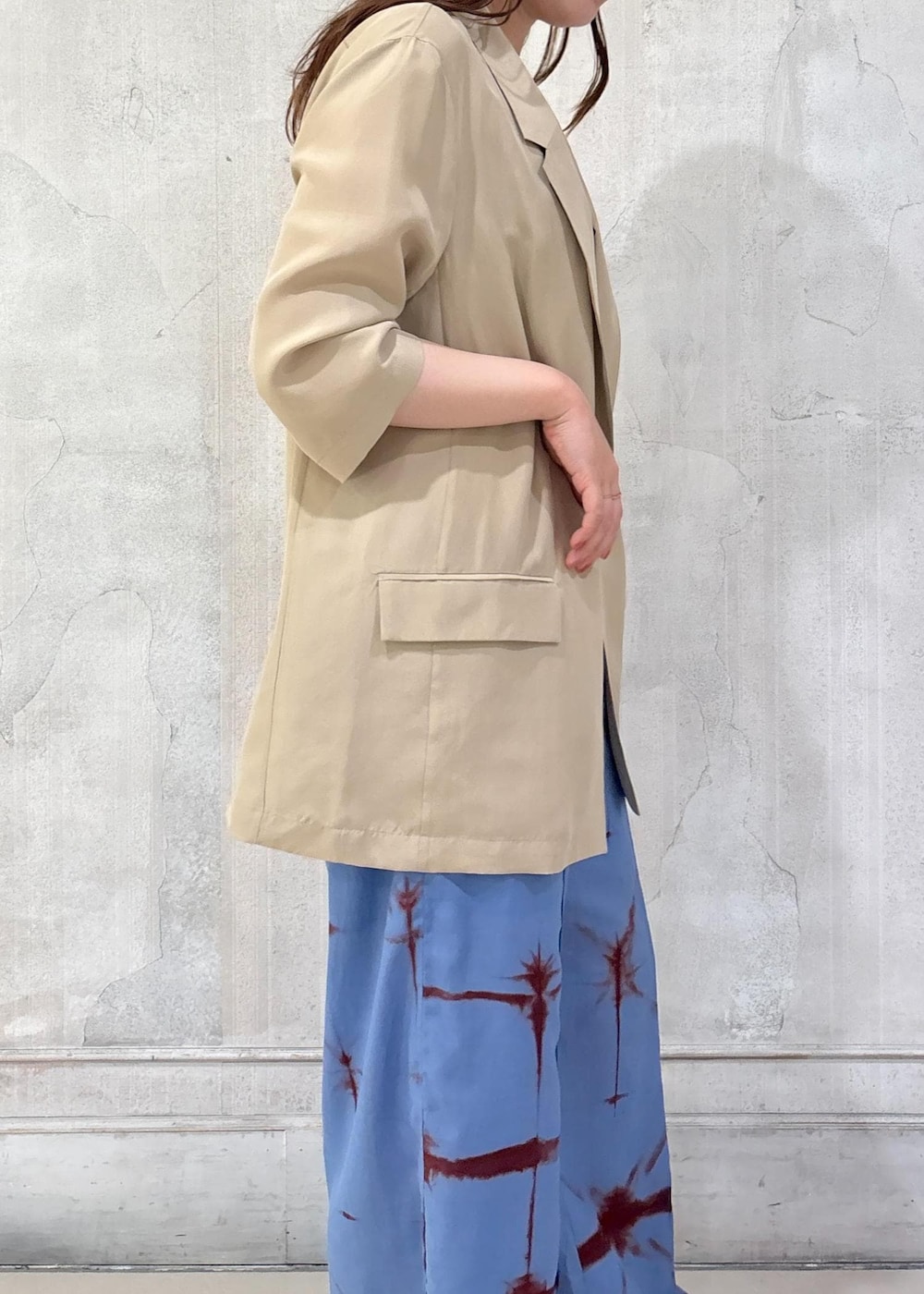 「モア、モアサロンエロペ、モア横浜、モア横浜高島屋、春ジャケット、夏ジャケット、リラックスパンツ、サンダル、ビーズバッグ、toos、初春コーデ、春コーデ、初夏コーデ、夏コーデ、お出かけコーデ」｜「SALON adam et rope'のハイツイストコットンアメリカンスリーブタンクトップ（タンクトップ、ベージュ系）」を使った、sanaさん（レディース・160cm）の春コーディネートの5枚目の写真