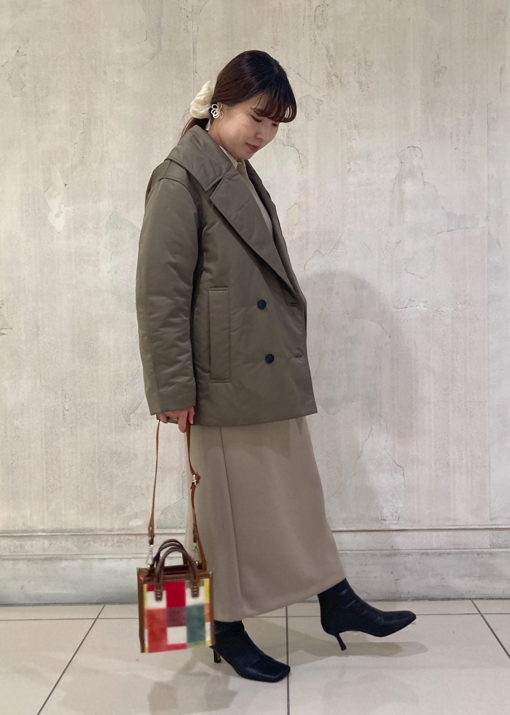 「モア、モアサロンエロペ、モア横浜高島屋、コート、ダウンコート、ダウン、シャツ、タイトスカート、ショートブーツ、ショルダーバッグ、秋コーデ、初冬コーデ、冬コーデ、大人カジュアル、レイヤード」｜「ROPE'のBeatrice boots(ベアトリス ブーツ)【メディア掲載】（ブーツ、ブラック系）」を使った、sanaさん（レディース・160cm）の秋コーディネートの3枚目の写真