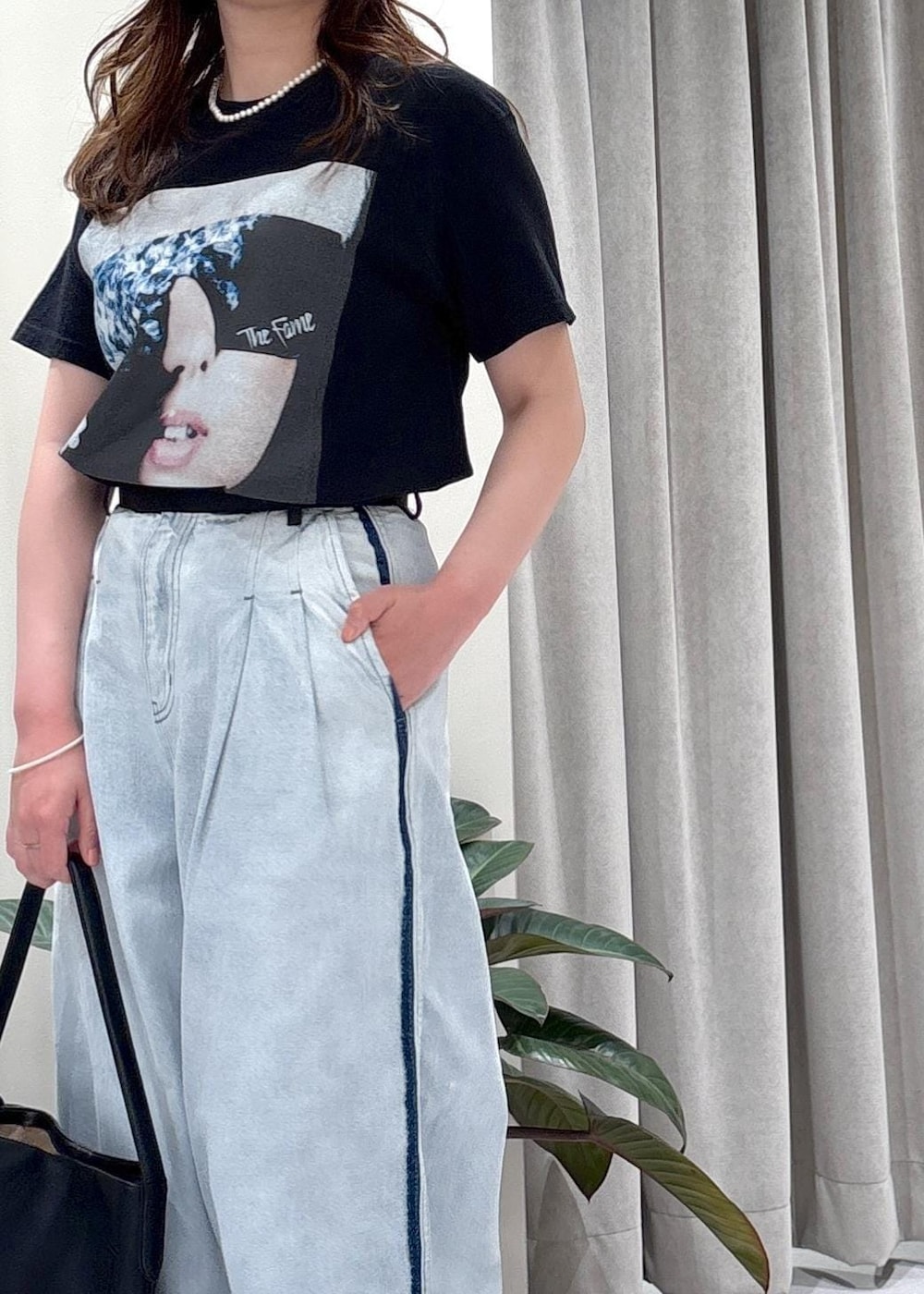 「モア、モアサロンエロペ、モア横浜、モア横浜高島屋、Tシャツ、プリントT、フォトT、デニム、ドレスデニム、春コーデ、初夏コーデ、夏コーデ、お出かけコーデ、ヴィンテージ、パンツスタイル」｜「ADAM ET ROPE'の【EMOELLE】・【サステナブル】ドレスデニムパンツ（デニムパンツ、ブルー系）」を使った、sanaさん（レディース・160cm）の春コーディネートの4枚目の写真