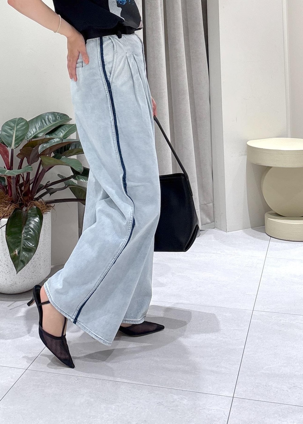 「モア、モアサロンエロペ、モア横浜、モア横浜高島屋、Tシャツ、プリントT、フォトT、デニム、ドレスデニム、春コーデ、初夏コーデ、夏コーデ、お出かけコーデ、ヴィンテージ、パンツスタイル」｜「ADAM ET ROPE'の【EMOELLE】・【サステナブル】ドレスデニムパンツ（デニムパンツ、ブルー系）」を使った、sanaさん（レディース・160cm）の春コーディネートの6枚目の写真