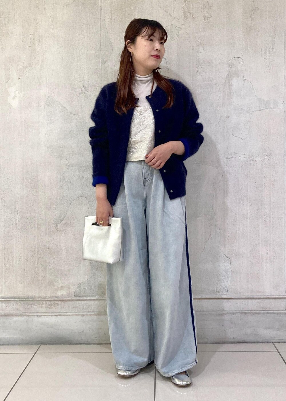 「モア、モアサロンエロペ、モア横浜高島屋、タートル、ビスチェ、デニム、デニムパンツ、シルバーバッグ、パンプス、ニットカーディガン、お出かけコーデ、大人カジュアル、カジュアルコーデ、フェミニンコーデ、ROPÉ」｜「SALON adam et rope'の【Smile Cotton】2PACK TEE（Tシャツ/カットソー、グレー系）」を使った、sanaさん（レディース・160cm）の秋コーディネートの2枚目の写真