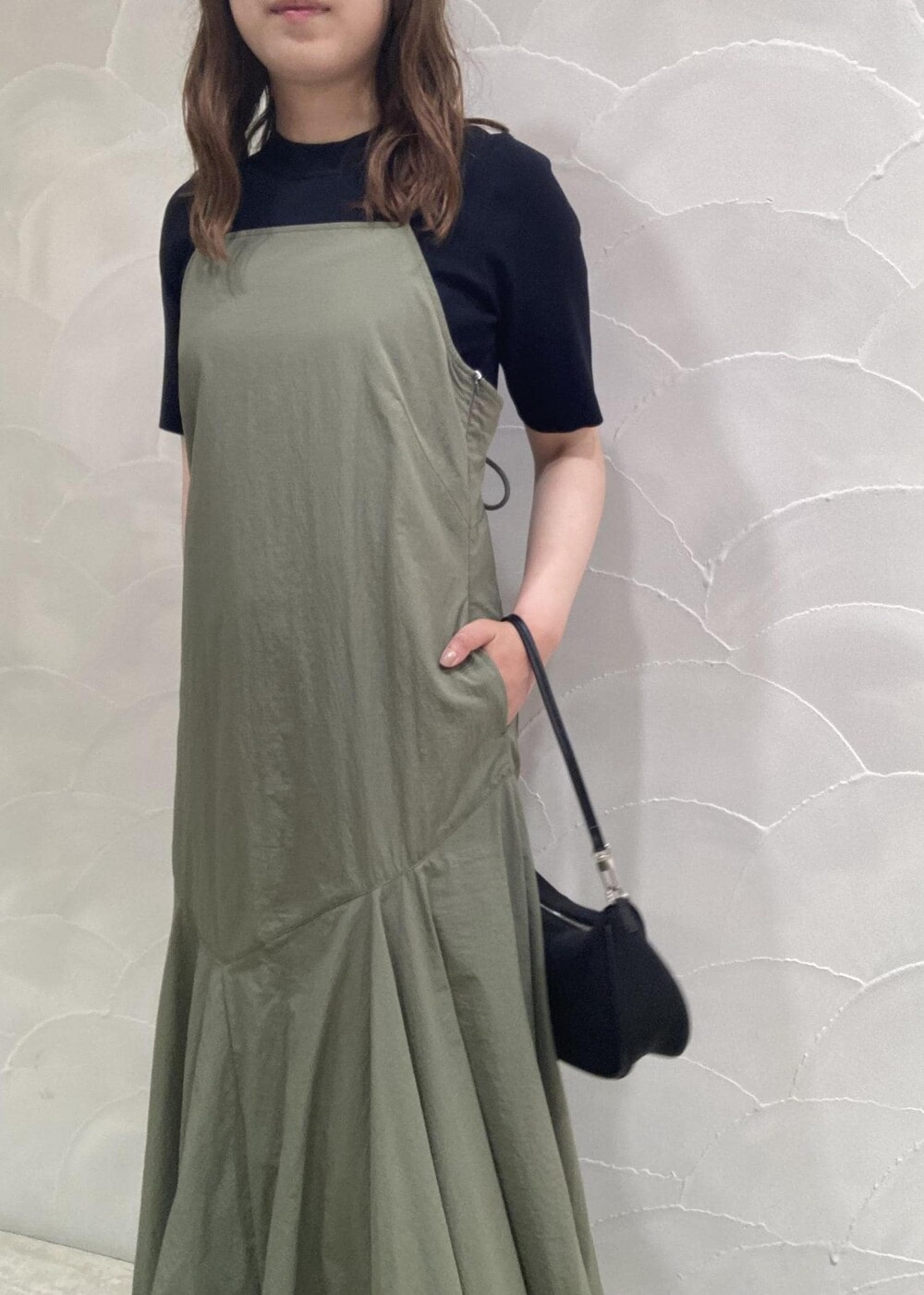 「ルミネ横浜、LUMINE横浜、横浜ルミネ、横浜LUMINE、ワンピース、キャミワンピース、キャミワンピ、カットソー、ショルダーバッグ、バッグ、バレエシューズ、メタリックバレエ、FEMME、きれいめ、きれいめカジュアル」|「ADAM ET ROPE'のネオプレンワンハンドルバッグ(ショルダーバッグ、ブラック系)」を使った、sanaさん(レディース・160cm)の夏コーディネートの3枚目の写真