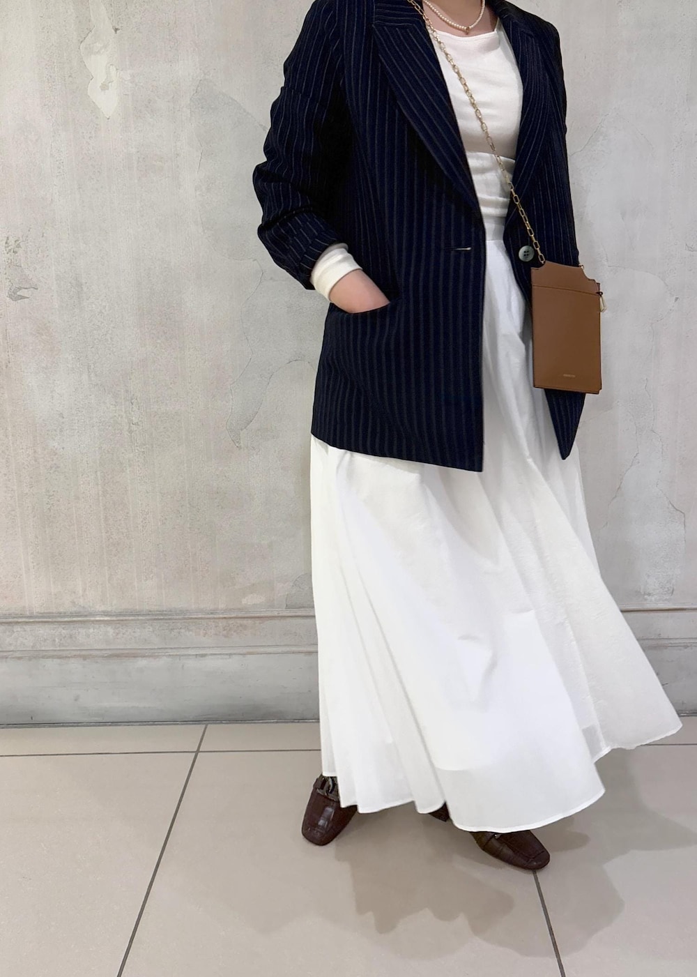 「モア、モアサロンエロペ、モア横浜、モア横浜高島屋、ジャケット、春トップス、フレアスカート、スマホショルダー、ローファー、春アウター、モア別注、初春コーデ、春コーデ、お出かけコーデ、大人カジュアル」｜「ROPE'のナイロンコットンタフタサーキュラースカート/洗える（スカート、ホワイト系）」を使った、sanaさん（レディース・160cm）の春コーディネートの5枚目の写真