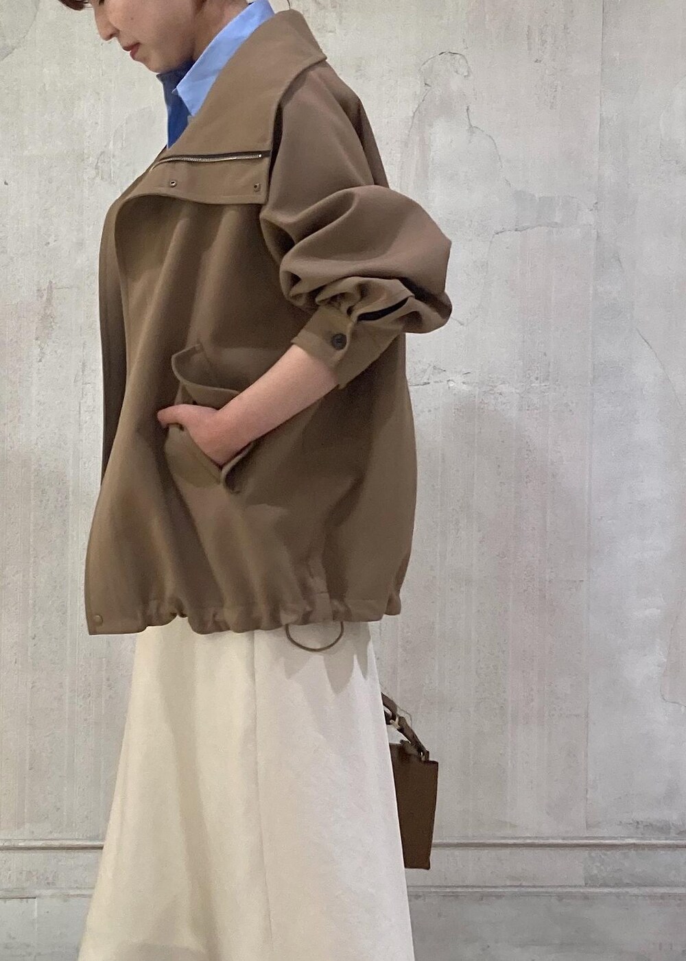 「モア、モアサロンエロペ、モア横浜高島屋、アウター、羽織り、シャツ、サテンスカート、スカート、ロングブーツ、ショルダーバッグ、お出かけコーデ、大人カジュアル、スカートスタイル、フェミニンコーデ、ROPÉ」｜「ROPE'のBarbara boots(バーバラブーツ)（ブーツ、ブラック系）」を使った、sanaさん（レディース・160cm）の秋コーディネートの4枚目の写真
