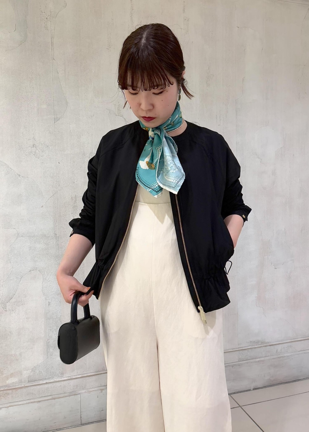 「モア、モアサロンエロペ、モア横浜、モア横浜高島屋、ウールリッチ、WOOLRICH、ブルゾン、春アウター、リブトップス、ポインテッドシューズ、スカーフ、スカーフアレンジ、初春コーデ、春コーデ、お出かけコーデ」｜「ROPE'のポインテッドVカットパンプス（パンプス、ブラック系）」を使った、sanaさん（レディース・160cm）の冬コーディネートの4枚目の写真