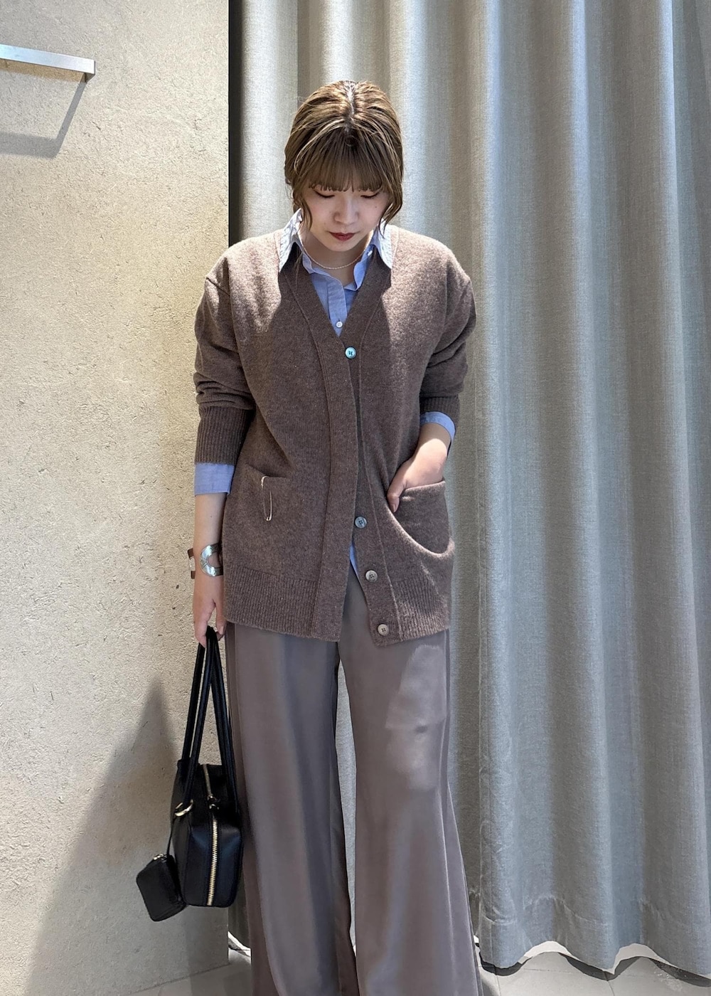 ブラック系のショルダーバッグ、ブルー系のシャツ/ブラウス、ブラウン系のその他パンツを着用したレディースの冬コーディネートの6枚目の写真