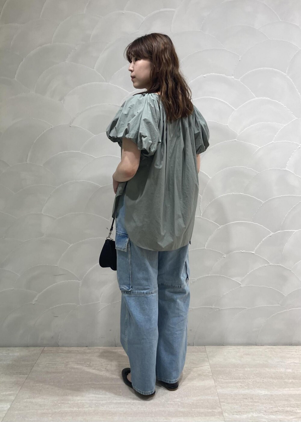 「ルミネ横浜、LUMINE横浜、横浜ルミネ、横浜LUMINE、ブラウス、ボリュームスリーブブラウス、デニム、バレエシューズ、メタリックバレエ、ショルダーバッグ、バッグ、FEMME、きれいめカジュアル、大人カジュアル、夏コーデ」|「ADAM ET ROPE'の【サステナブル】メタリックバレエ(バレエシューズ、ブラック系)」を使った、sanaさん(レディース・160cm)の夏コーディネートの2枚目の写真