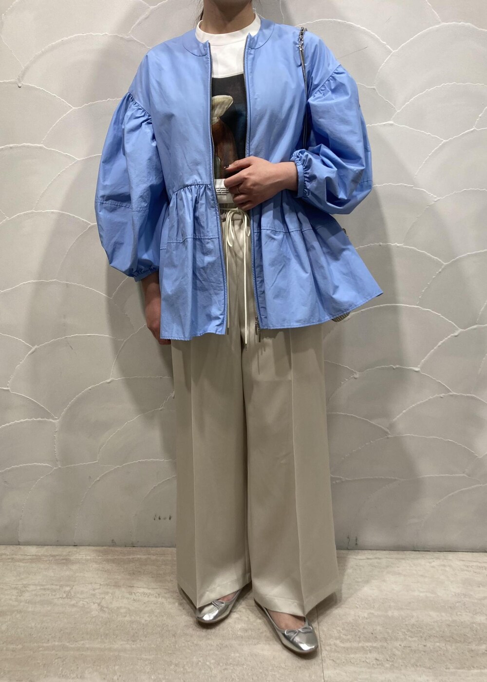 「ルミネ横浜、LUMINE横浜、横浜ルミネ、横浜LUMINE、ペプラムジップシャツ、ペプラムシャツ、Tシャツ、カットソー、イージーパンツ、バレエシューズ、メタリックバレエ、ショルダーバッグ、BIGOTRE、24SS、FEMME」|「ADAM ET ROPE'の【BIGOTRE(ビゴター)】PURSE METAL MINI(ハンドバッグ、その他)」を使った、sanaさん(レディース・160cm)の春コーディネートの4枚目の写真